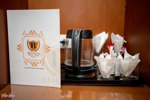 Příslušenství pro přípravu čaje a kávy v ubytování Rehana Plaza Hotel