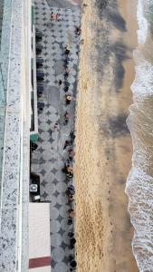 uma vista superior de uma praia com pessoas nela em Apartamento Guarapari com simpatia em Guarapari