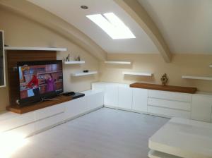 TV a/nebo společenská místnost v ubytování Dekar Apartments