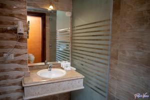Koupelna v ubytování Rehana Plaza Hotel