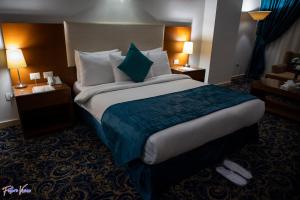 Postel nebo postele na pokoji v ubytování Rehana Plaza Hotel