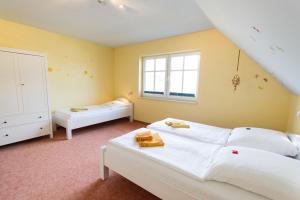 ein Schlafzimmer mit zwei Betten und einem Fenster in der Unterkunft Ferienhaus Iris in Zempin