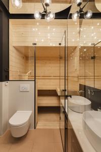 uma casa de banho com um WC, um lavatório e uma banheira em LaRry BirD !! 93 m Apartment z Sauną em Cracóvia