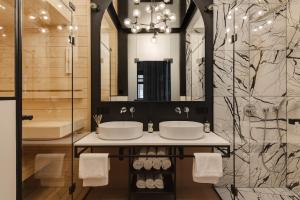 uma casa de banho com 2 lavatórios e um espelho em LaRry BirD !! 93 m Apartment z Sauną em Cracóvia