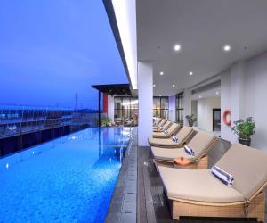 Piscina a Quest Prime Cikarang by ASTON o a prop
