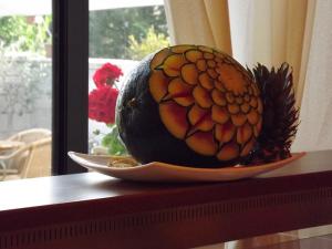 a pineapple on a plate on a table at Hotel Piper & River in Montesilvano