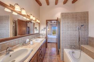 Ένα μπάνιο στο Es Coster de Na Llusia +21 φωτογραφίες