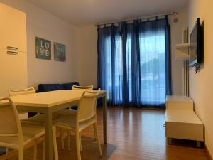 d'une salle à manger avec une table, des chaises et une fenêtre. dans l'établissement Residence Speranza, à Lido di Jesolo