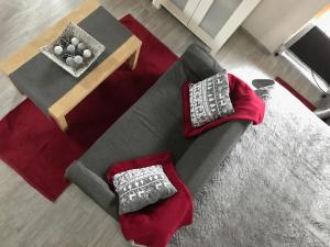 an overhead view of a living room with a couch and a table at ‘Feel So Good’ apartment in Göd
