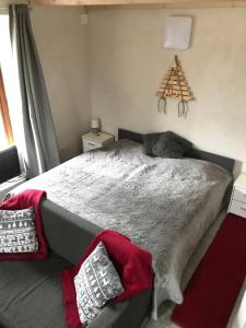 ein Schlafzimmer mit einem großen Bett und einem Weihnachtsbaum an der Wand in der Unterkunft ‘Feel So Good’ apartment in Göd