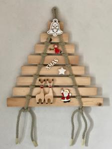 un árbol de Navidad hecho de escaleras de madera en ‘Feel So Good’ apartment, en Göd