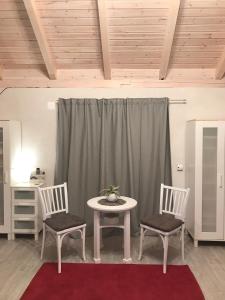 einen Tisch und zwei Stühle sowie einen Tisch und Stühle in der Unterkunft ‘Feel So Good’ apartment in Göd