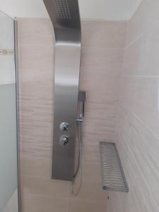 ducha con cabezal de ducha y drenaje en Veronique en Appietto