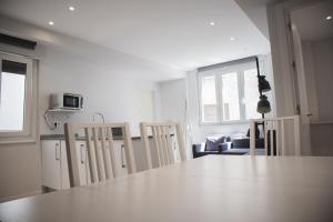 Televízia a/alebo spoločenská miestnosť v ubytovaní Plaza B - Local Rentss
