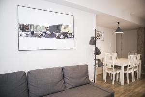 ein Wohnzimmer mit einem Sofa und einem Tisch in der Unterkunft Plaza B - Local Rentss in San Sebastián