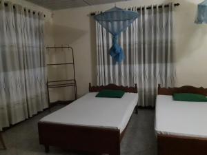 Rúm í herbergi á Hansika Guest Inn