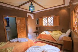 um quarto com duas camas e um lustre em Chez Ghazal Imlil em Imlil