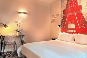 Tempat tidur dalam kamar di Hotel Alpha Paris Eiffel by Patrick Hayat