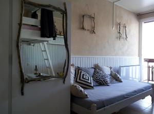 um quarto com um espelho e uma cama com almofadas em L'étoile du Nord SUPERDEVOLUY em Le Dévoluy