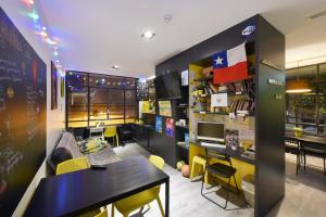 Pokój ze stołem, krzesłami i biurkiem w obiekcie Free Hostels Barcelona w Barcelonie