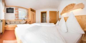 Łóżko lub łóżka w pokoju w obiekcie Pension Bergwelt