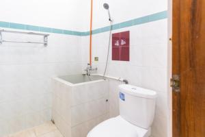 Een badkamer bij RedDoorz Syariah near Alun Alun Magelang Bayeman