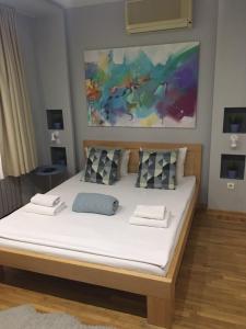 1 cama con sábanas blancas y almohadas en una habitación en L9 Top Central Rooms and Apartments 2, en Belgrado