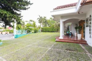 een huis met een gazon ervoor bij RedDoorz Syariah near Alun Alun Magelang Bayeman in Magelang