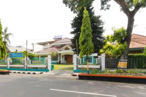 Fotografie z fotogalerie ubytování RedDoorz Syariah near Alun Alun Magelang Bayeman v destinaci Magelang
