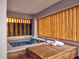 Bazén v ubytování Savvas Luxury Suites nebo v jeho okolí