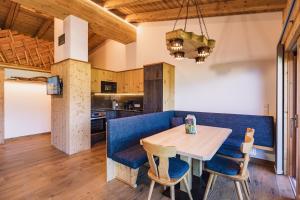 Kuchnia lub aneks kuchenny w obiekcie Panorama Hotel Guggenbichl - inkl Sommerkarte, einmaliger Eintritt ins Tauern Spa & bester Ausblick über Kaprun