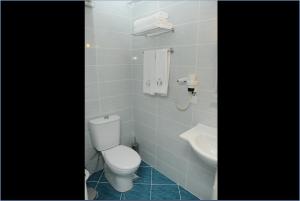 Bilik mandi di Hotel Kuk