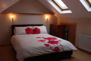 Un dormitorio con una cama con rosas rojas. en killowen, en Dublín