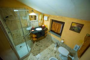 an overhead view of a bathroom with a shower and a sink at Chalet Il Cristallo-Monte Amiata in Castel del Piano