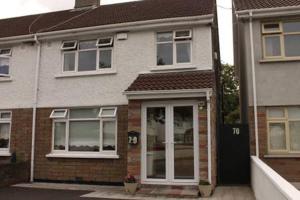 une maison en briques avec une porte et un aphalt dans l'établissement killowen, à Dublin