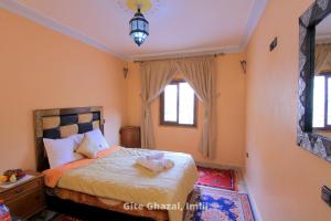 Uma cama ou camas num quarto em Chez Ghazal Imlil