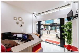 un ufficio con una scrivania e un computer di RedDoorz Plus @ Centrium Katamso Medan a Medan