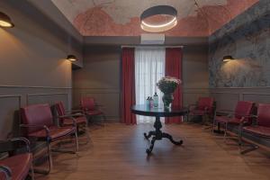 Zimmer mit Stühlen, einem Tisch und einem Fenster in der Unterkunft Palco Noir! in Palermo