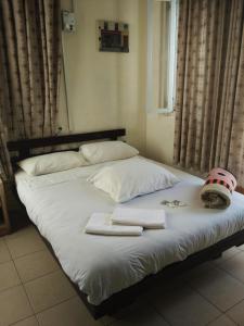 Un pat sau paturi într-o cameră la Momo's Hostel