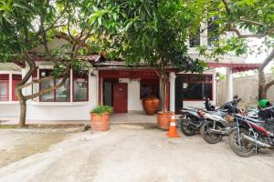 CimanggisにあるRedDoorz near Universitas Pamulangの建物前に停車する一団の二輪車 +13枚の写真
