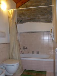 ein Badezimmer mit einer Badewanne, einem WC und einem Waschbecken in der Unterkunft Maison Bellevue - locazione turistica breve in Aosta