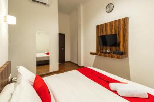 Postel nebo postele na pokoji v ubytování RedDoorz at Binjai Deli Serdang