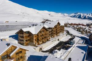 een luchtzicht op een lodge in de sneeuw bij ODYSSEE CRC04 - Charmant appartement sur les pistes in La Toussuire