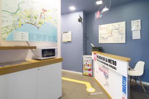 una habitación con un mostrador con un mapa en la pared en Maison du La Metro, en Nápoles