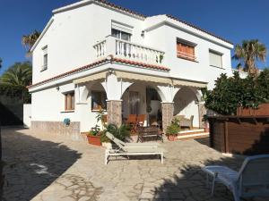 Dieses weiße Haus verfügt über einen Balkon und eine Terrasse. in der Unterkunft La Casa de Papel in Alcanar