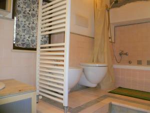 ein Badezimmer mit einem weißen WC und einem Waschbecken in der Unterkunft Maison Bellevue - locazione turistica breve in Aosta