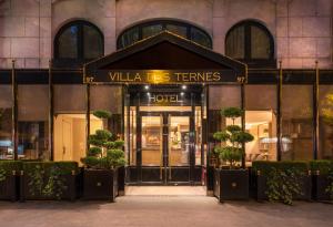 een hotelingang met een bord waarop staat: Villa Versace bij La Villa des Ternes in Parijs