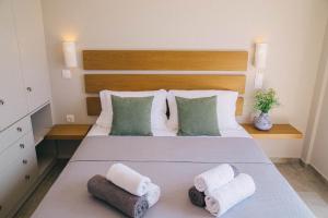 سرير أو أسرّة في غرفة في Kalavria Luxury Suites - magnificent sea view of Poros
