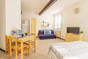una sala de estar con una mesa y un sofá en Al Pipái, en Ferrara