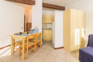 cocina con mesa, sillas y mesa en Al Pipái, en Ferrara